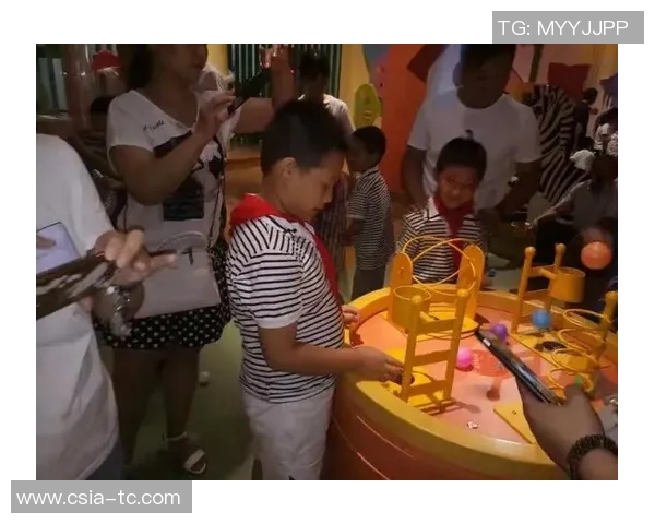 女孩与众多足球明星亲密合影展现青春活力与梦想追逐的美好瞬间